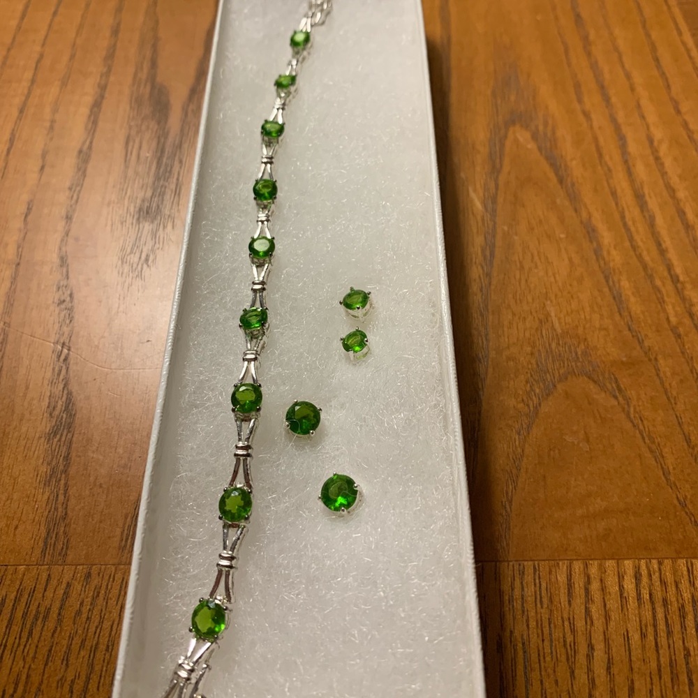 GORGEOUS!!! green bracelet and 2 sets of earrings